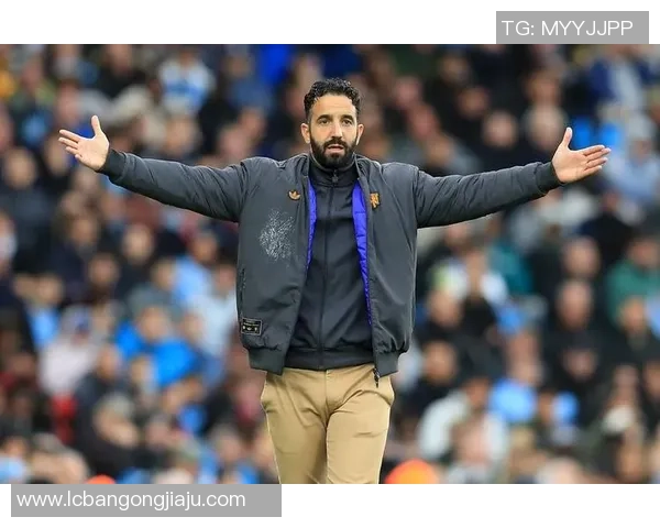 曼联又抓内鬼？阿莫林怒骂约罗防卫差，卡塞米罗被换气得倒穿外套